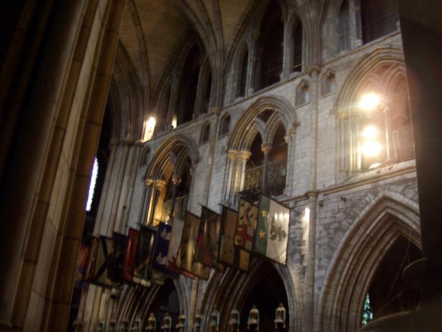 CIMG0513.JPG - Dublin/St. Patricks Kathedrale: über dem Chor hängen die Banner und Schilder des heiligen Patrick, darüber die Orgel