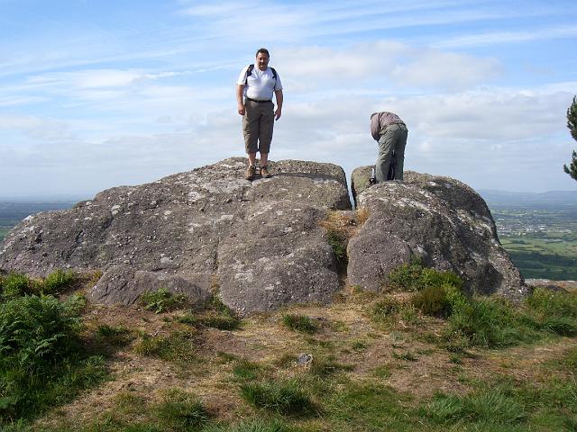 CIMG0527.JPG - Glen of Aherlow: Andreas auf dem Rock an Thorab, einem Aussichtspunkt