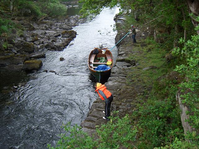 CIMG0552.JPG - Killarney Nationalpark: ...während die Boote von Hand durch das Niedrigwasser gezogen worden
