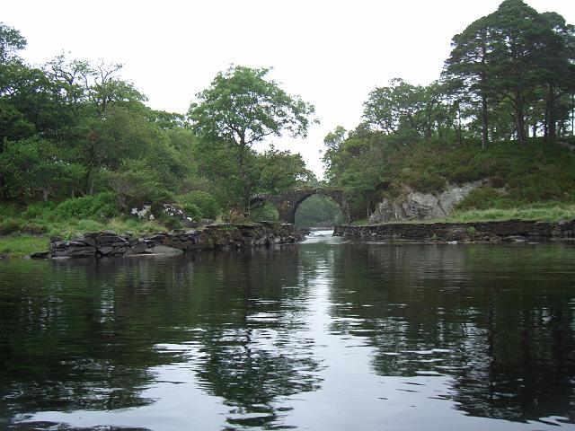 CIMG0553.JPG - Killarney Nationalpark: Old Weir Bridge über den Kanal (hier sind wir wieder in die Boote eingestiegen)