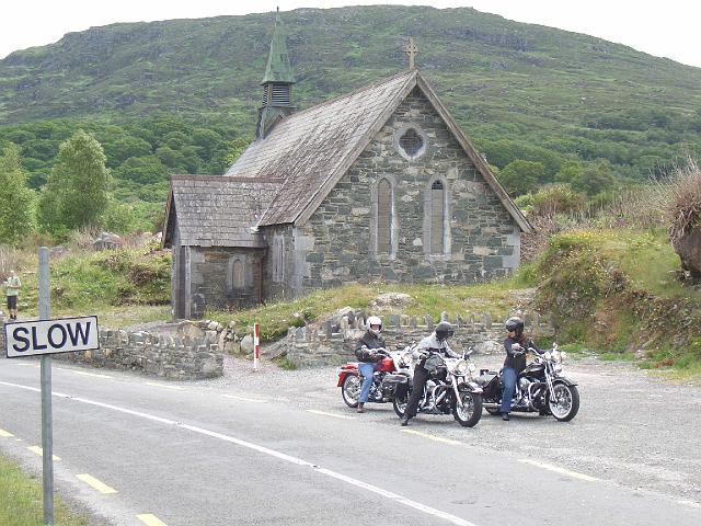 CIMG0561.JPG - Killarney Nationalpark/Gatways Bridge: Harleys vor der Kapelle