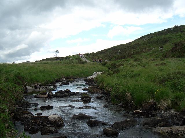 CIMG0567.JPG - Killarney Nationalpark: Der Owengarriff River fließt hier ganz gemächlich dahin, während der Rest der Wandergruppe kommt
