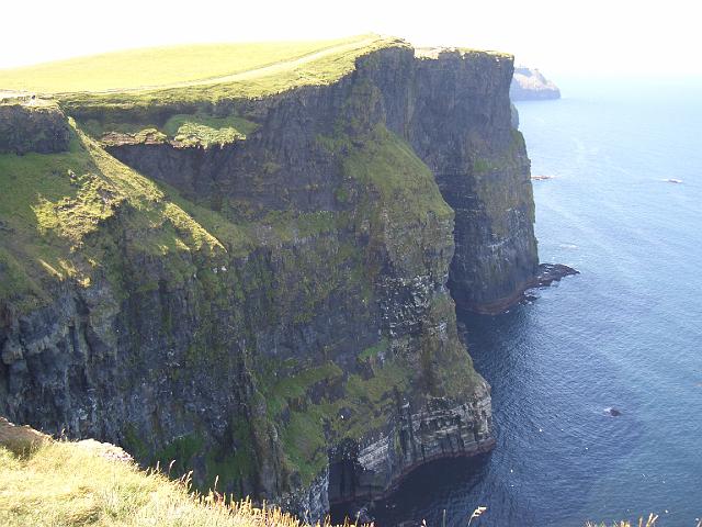 CIMG0606.JPG - Cliffs of Moher: hier kann man die steil abfallenden Klippen gut erkennen, es geht ca. 200m abwärts