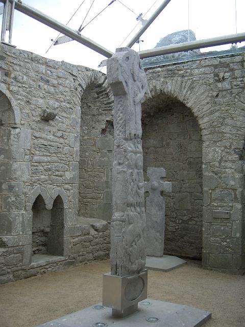 CIMG0607.JPG - Kilfenora: in der ehemaligen Kathedrale von Kilfenora hat man das Hochkreuz geschützt unter einem Glasdach wieder aufgebaut