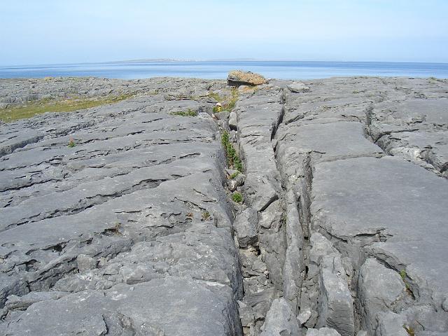 CIMG0615.JPG - Burren: typische Erosionsspalten im Fels, im Hintergrund die Aran-Inseln