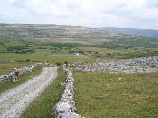 CIMG0622.JPG - Burren: in dem nächsten Tal geht es dann nur noch gerade hin, d.h. wir müssen nicht mehr über den nächsten Berg