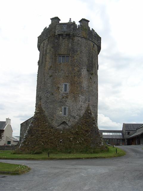 CIMG0625.JPG - Burren/Newtown Castle: Der Turm war zur Besichtigung frei, aber nur das Innere!