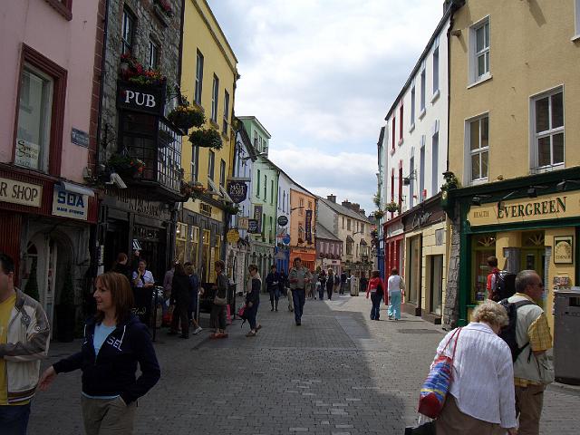 CIMG0636.JPG - Galway: Blick in einen Teil der Fußgängerzone mit vielen Pubs und Geschäften