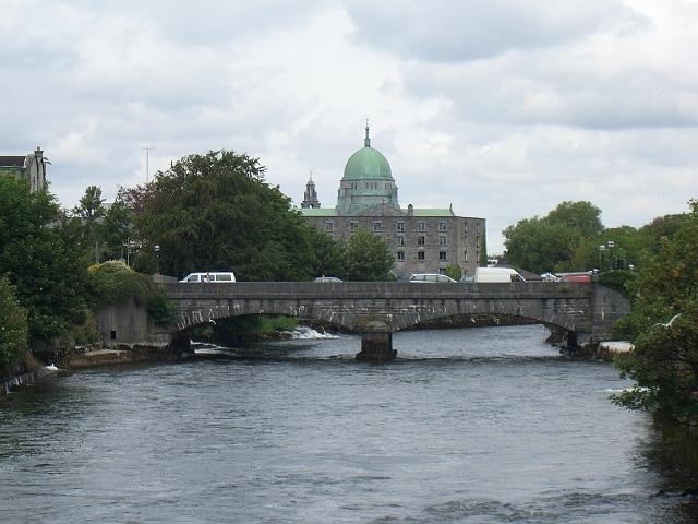 CIMG0638.JPG - Galway: Blick von einer Brücke über den Corrib River zur St. Nicholas Cathedral