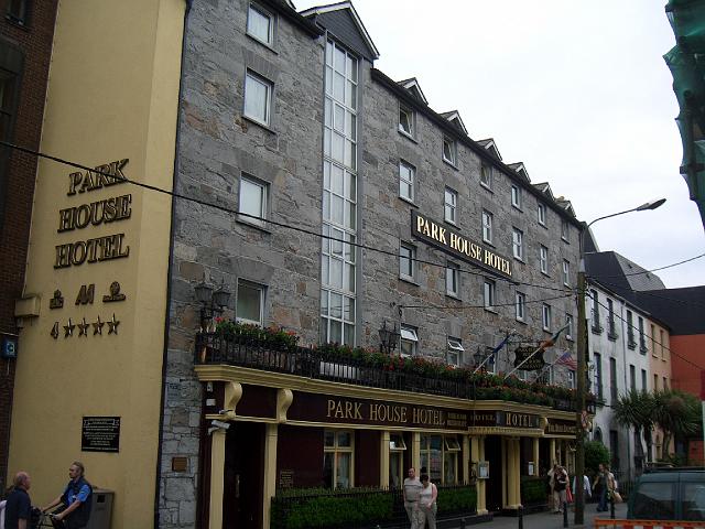 CIMG0641.JPG - Galway: Das Park House Hotel ist zumindest im unteren Teil harmonisch ans Stadtbild angepasst