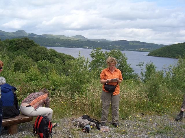 CIMG0668.JPG - Sligo/am Lough Gill: Unsere Reiseleiterin Dorothee rezitiert ein Gedicht von Yeats, das er über die Insel Inishfree geschrieben hat