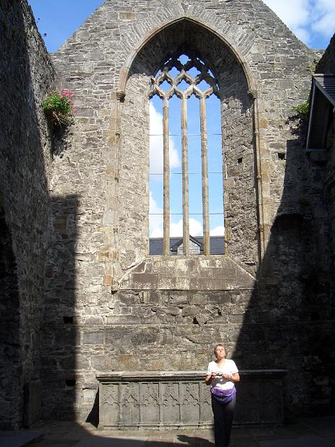 CIMG0689.JPG - Sligo/Abtei: im Altarraum ist ein Sarkophag und das Altarfenster noch gut erhalten