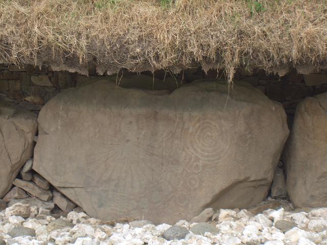 CIMG0715.JPG - Knowth: Original-Randstein mit Sonnenuhr am Hauptgrab von Knowth