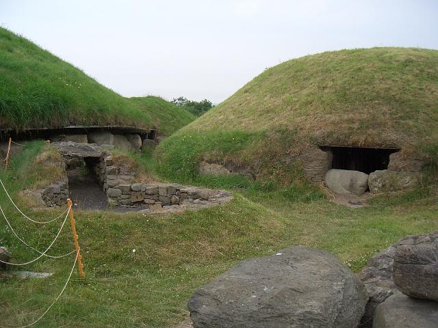 CIMG0717.JPG - Knowth: In der Umgebung des Hauptgrabes gibt es weitere kleine Grabstätten