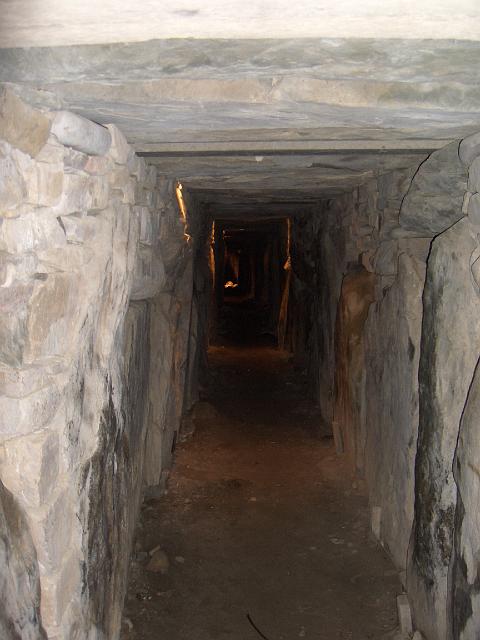 CIMG0719.JPG - Knowth/im Hauptgrab: Blick in den Gang zur Grabkammer (geschlossen)