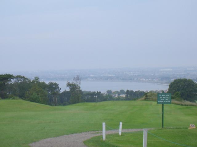 CIMG0735.JPG - Howth/Dublin: Blick von unserem Hotel Deer Park über den Golfplatz zur Dublin Bay