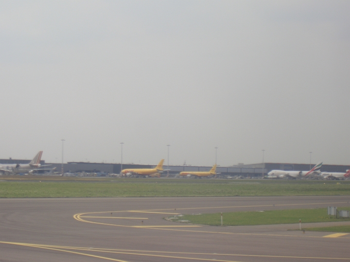 CIMG2272.JPG - Beim Anflug auf den Amsterdamer Flughafen Schiphol ist DHL schon da...