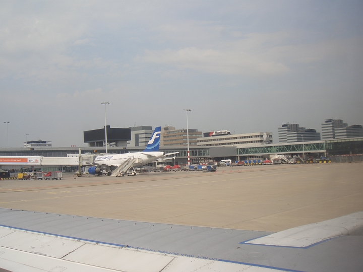 CIMG2273.JPG - ...beim Anflug auf den Amsterdamer Flughafen Schiphol sind auch schon die Finnen da...
