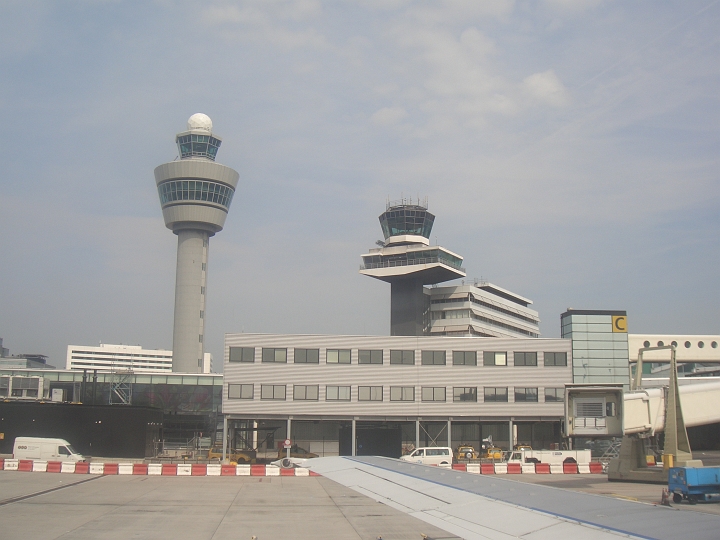CIMG2274.JPG - Am Flughafen Amsterdam Schiphol reicht ein Tower nicht aus.