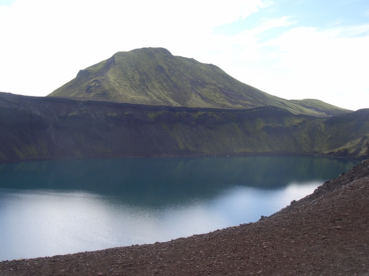 CIMG2381.JPG - Blick in einen Krater mit See.