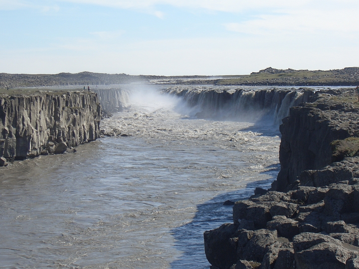 CIMG2517.JPG - Selfoss: Unweit des Detifoss befindet sich dieser 10m hohe Wasserfall, der jaehrlich ca. 1,5 m flussaufwaerts zurueckweicht.