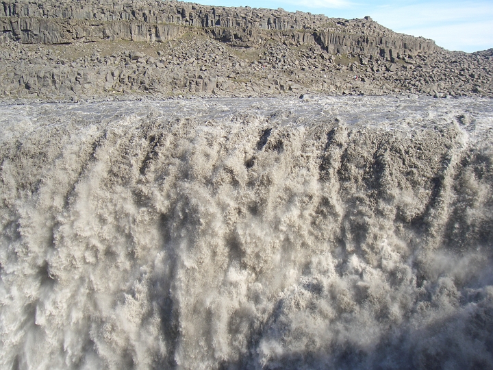 CIMG2522.JPG - Dettifoss: Die braunen Wassermassen (Gletscherwasser mit geloesten Sedimenten, 10ml auf 1 Liter) stroemen aus dieser Sicht unaufhoerlich auf einen zu.