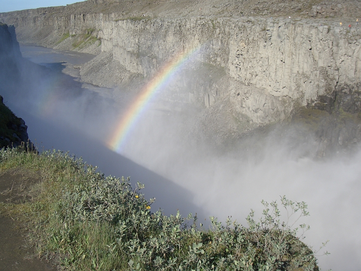 CIMG2524.JPG - Dettifoss: Durch die Gischt ist der Flussgrund nicht zu sehen, es bilden sich aber schoene Regenbogen.