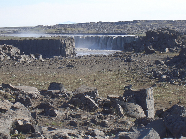 CIMG2525.JPG - Dettifoss: Auf dem Rueckweg vom Detifoss hat man noch einmal einen schoenen Blick auf den ca. 1km flussaufwaerts gelegenen Selfoss.