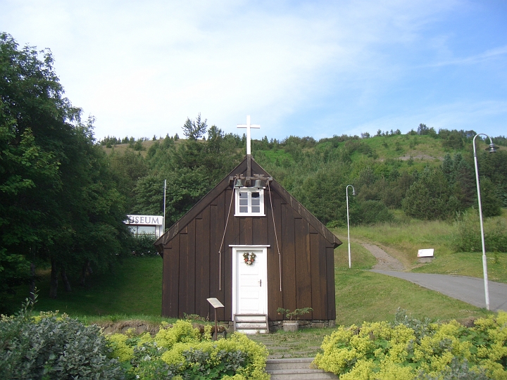 CIMG2445.JPG - Akureyri: Kirche am Nonni-Haus.