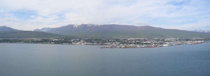 CIMG2449bis2450P.JPG - Akureyri: Blick auf die Stadt (Panorama).