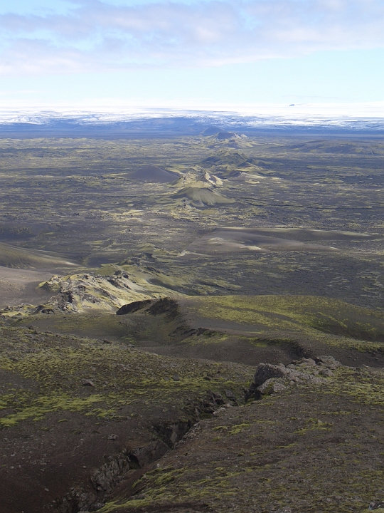 CIMG2710.JPG - Laki (818 m): Blick auf die Vulkanreihe, die die Lakispalte nach Osten bilden.