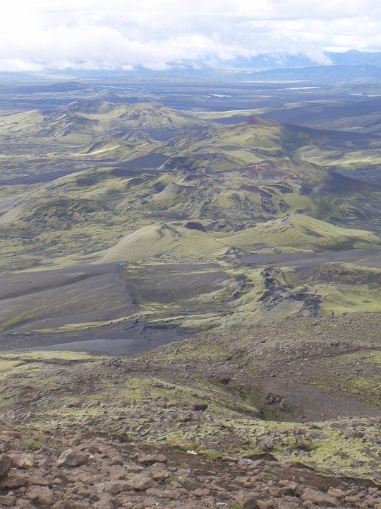 CIMG2717.JPG - Laki (818 m): Blick auf die Vulkanreihe, die die Lakispalte nach Westen bilden.