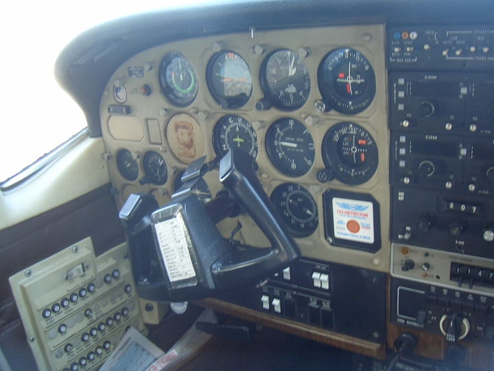 CIMG2559.JPG - Myvatn/Flugplatz: Blick ins Cockpit der Maschine, Pilotensitz.