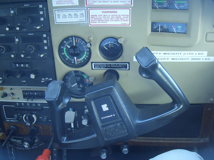 CIMG2560.JPG - Myvatn/Flugplatz: Blick ins Cockpit der Maschine, Co-Pilotensitz.