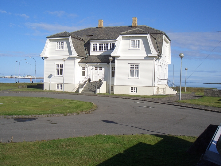 CIMG2781.JPG - Reykjavik: Blick auf das Hoefdi-Haus, wo am 11. Oktober 1986 das Gipfeltreffen zwischen Gorbatschow und Reagan zur Beendigung des Kalten Krieges stattfand.