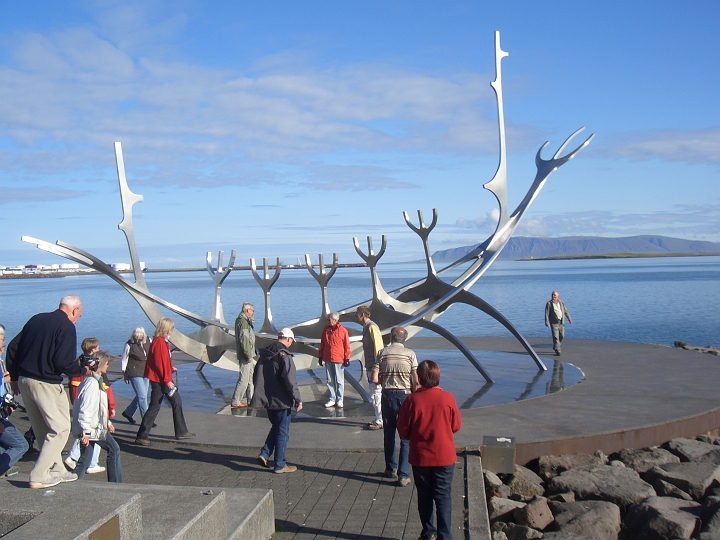CIMG2782.JPG - Reykjavik: Solfar, ein Kunstwerk, das ein Wikingerschiff darstellen soll...
