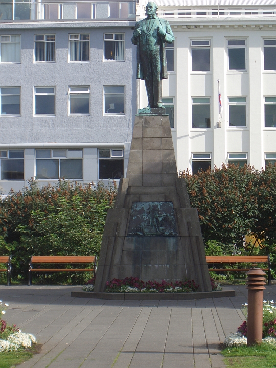 CIMG2788.JPG - Reykjavik: Denkmal am Parlamentsgebaeude (Althing).