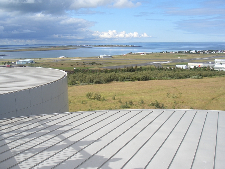 CIMG2802.JPG - Reykjavik/Perlan: Blick von der Sehenswuerdigkeit Perlan (Aussichtspalttform um Heisswassertanks herum gebaut) auf die Stadt.
