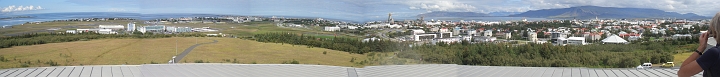 CIMG2803bis2808P.JPG - Reykjavik/Perlan: Panoramablick von der Sehenswuerdigkeit Perlan (Aussichtspalttform um Heisswassertanks herum gebaut) auf die Stadt.