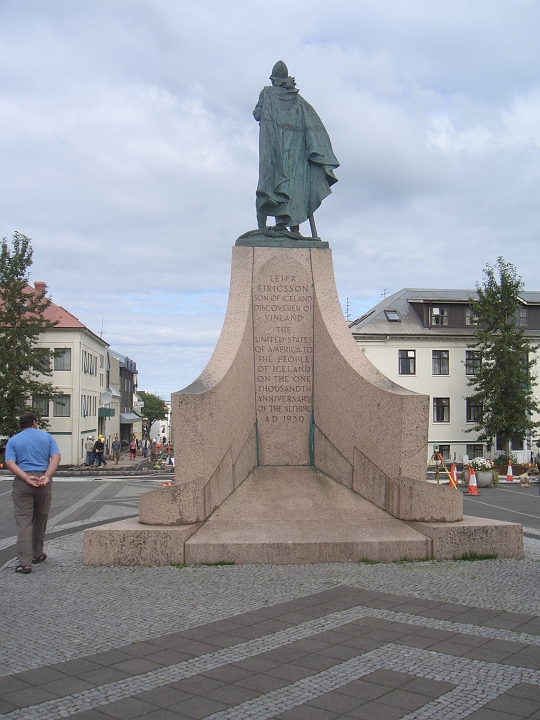 CIMG2815.JPG - Reykjavik: vor der  Hallgrimskirkja steht das Leif Ericsson Denkmal, Islands Amerikafahrer (Rueckansicht).