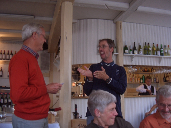 CIMG2822.JPG - Hafnarfjoerdur: Im Restaurant dankt Eckhart Ueberschaer aus Luebeck unserem Reiseleiter Oliver Meiser (rechts) im Namen der Reisegruppe.