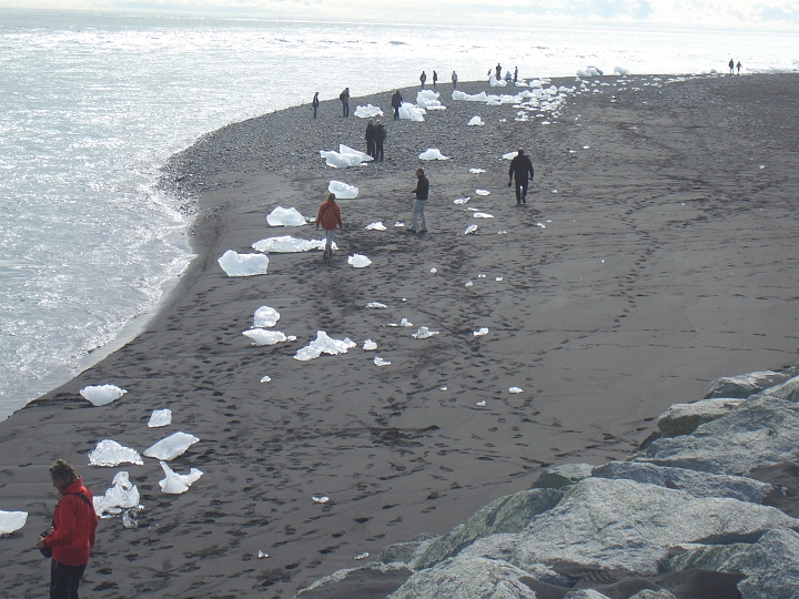CIMG2679.JPG - Joekulsarlon: Das Eis ist bis zur Flussmuendung ins Meer am Ufer verteilt.