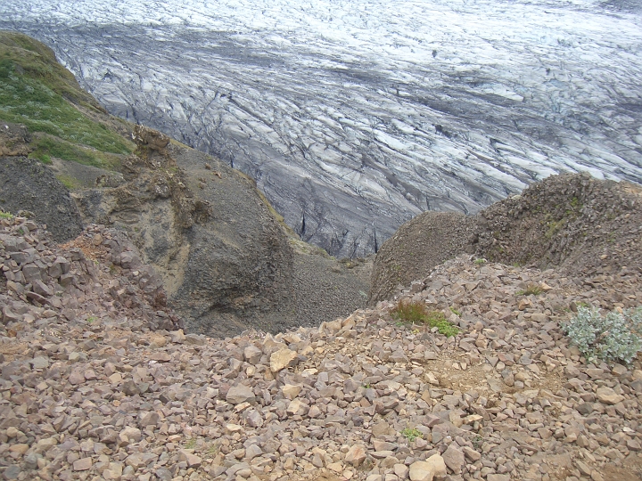 CIMG2686.JPG - Skaftafell: Blick von der Seite auf den Skaftafellsjoekull mit Gletscherspalten.