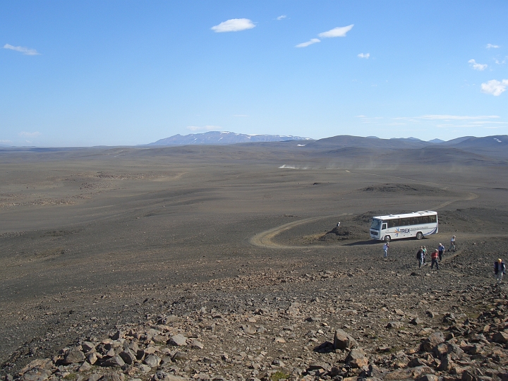 CIMG2428.JPG - Sprengisandurroute:  Sprengisandurroute: Blick von einem kleine Aussichtsberg auf unseren Bus und die umliegenden Berge und Gletscher.