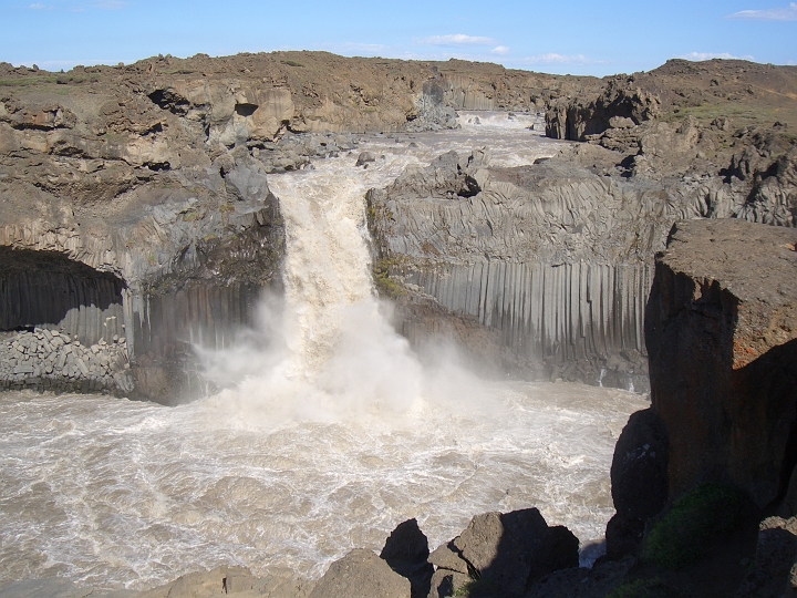CIMG2430.JPG - Aldeyarfoss: 20m Wasserfall, umgeben von Basaltsaeulen.