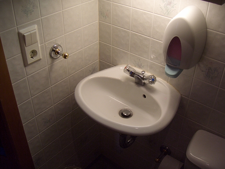 CIMG2291.JPG - Keflavik: Miniwaschbecken im Badezimmer unseres ersten Hotels.