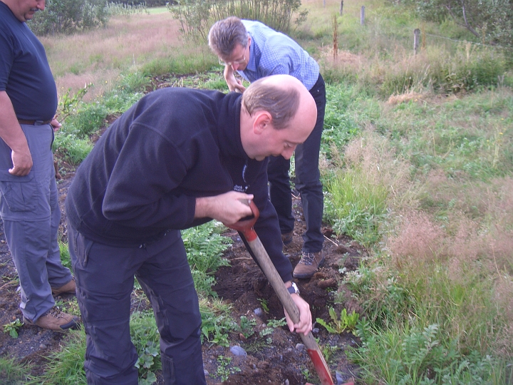 CIMG2740.JPG - Hoefdabrekka (bei Vik): Auch Rene muss einen Baum pflanzen.