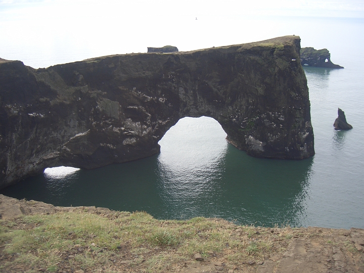 CIMG2752.JPG - Kap Dyrholaey: Blick auf die Felsentore im Meer.