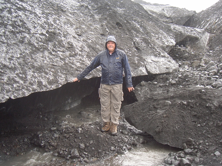 CIMG2760.JPG - Gletscher Solheimajoekull: Christian am Gletscher.