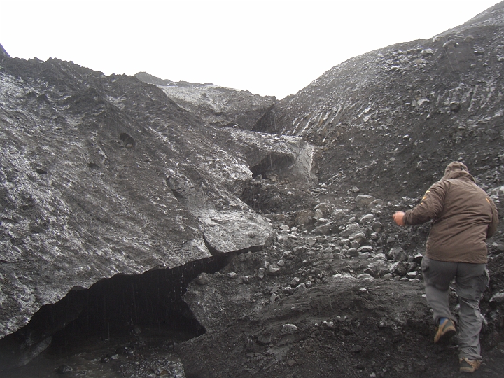 CIMG2761.JPG - Gletscher Solheimajoekull: Andreas will noch naeher an den Gletscher...